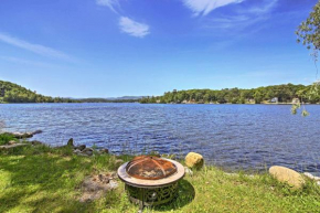 Evolve Lakefront Farmhouse in the Woods with Kayak